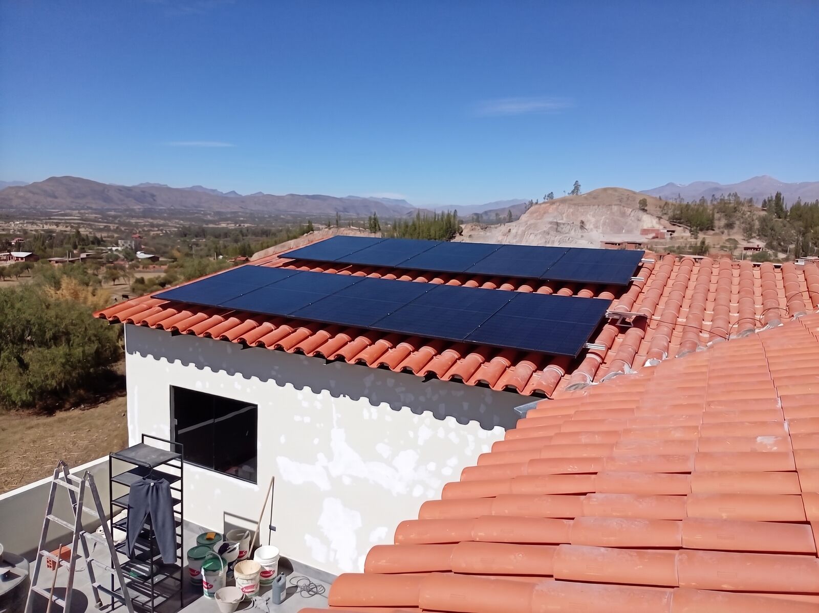 Vivienda con paneles y vista al valle