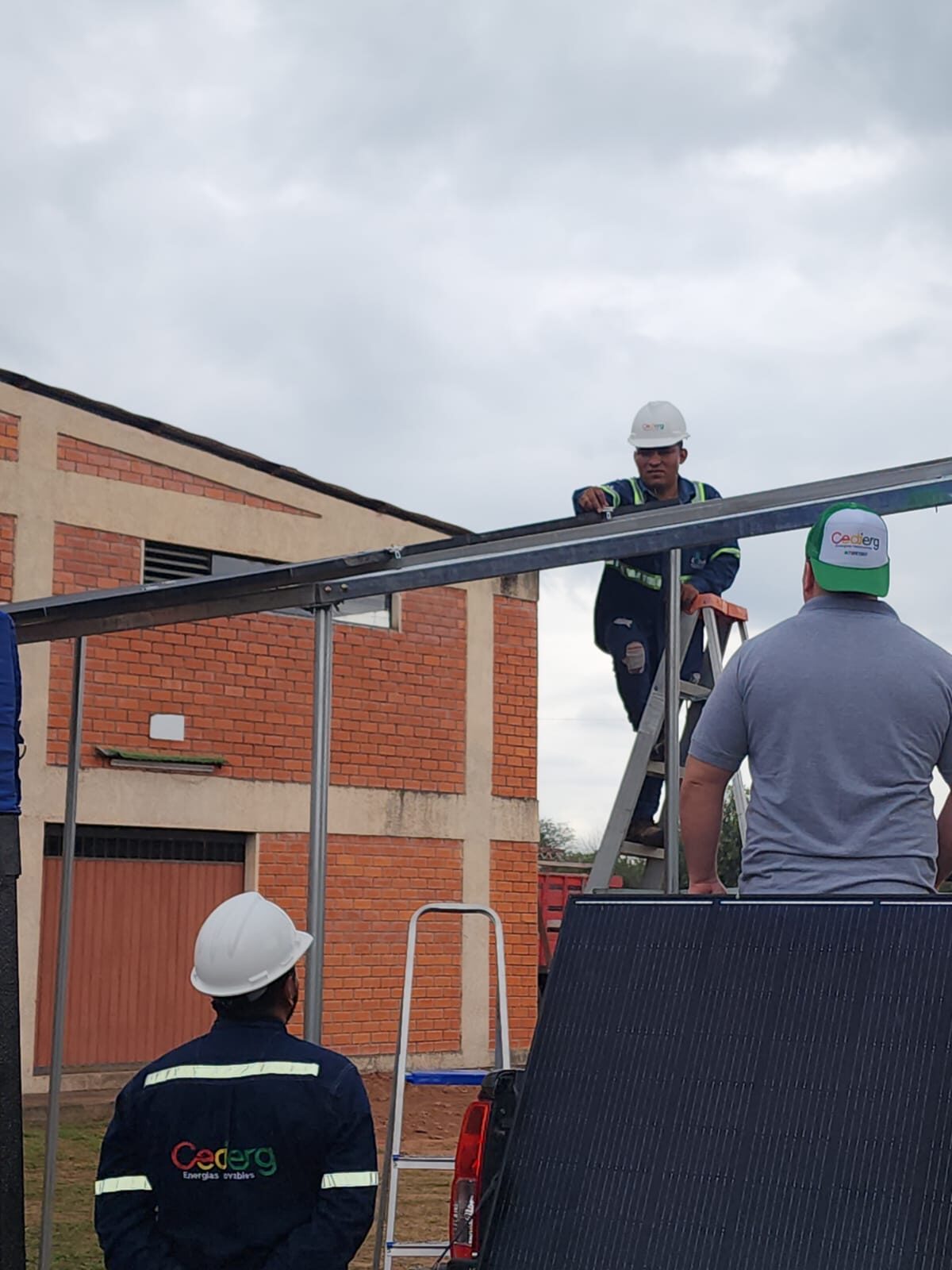 Equipo de CEDIERG montando la estructura de los paneles