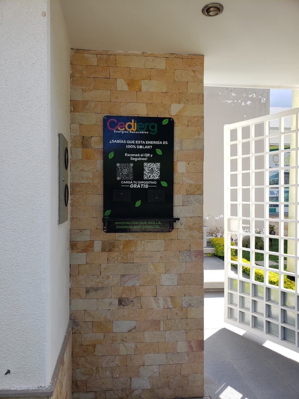 Estación de carga solar gratuita en la entrada de la oficina de CEDIERG