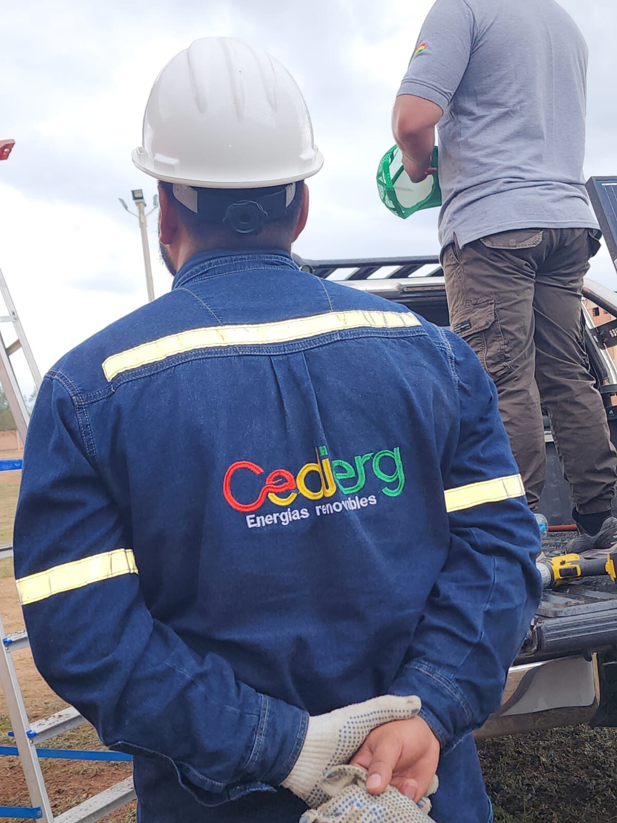 Técnico de CEDIERG con uniforme de la empresa en una instalación