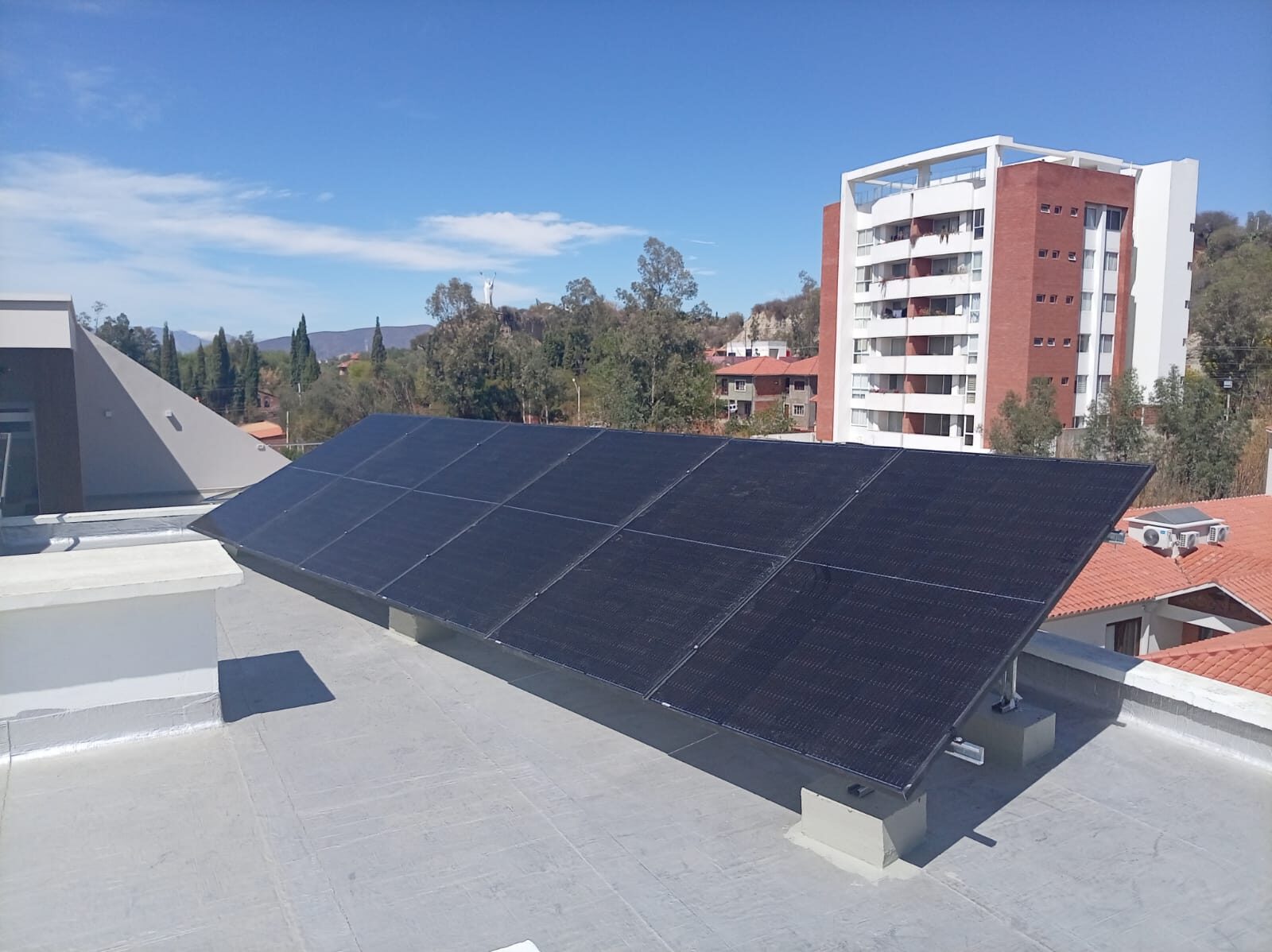 Paneles solares sobre terraza con estructura inclinada