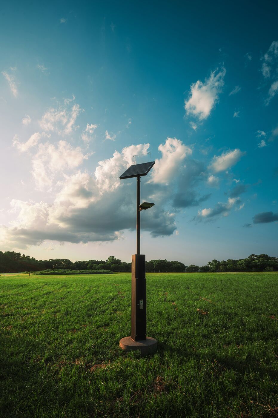 Luminaria solar autónoma en un campo
