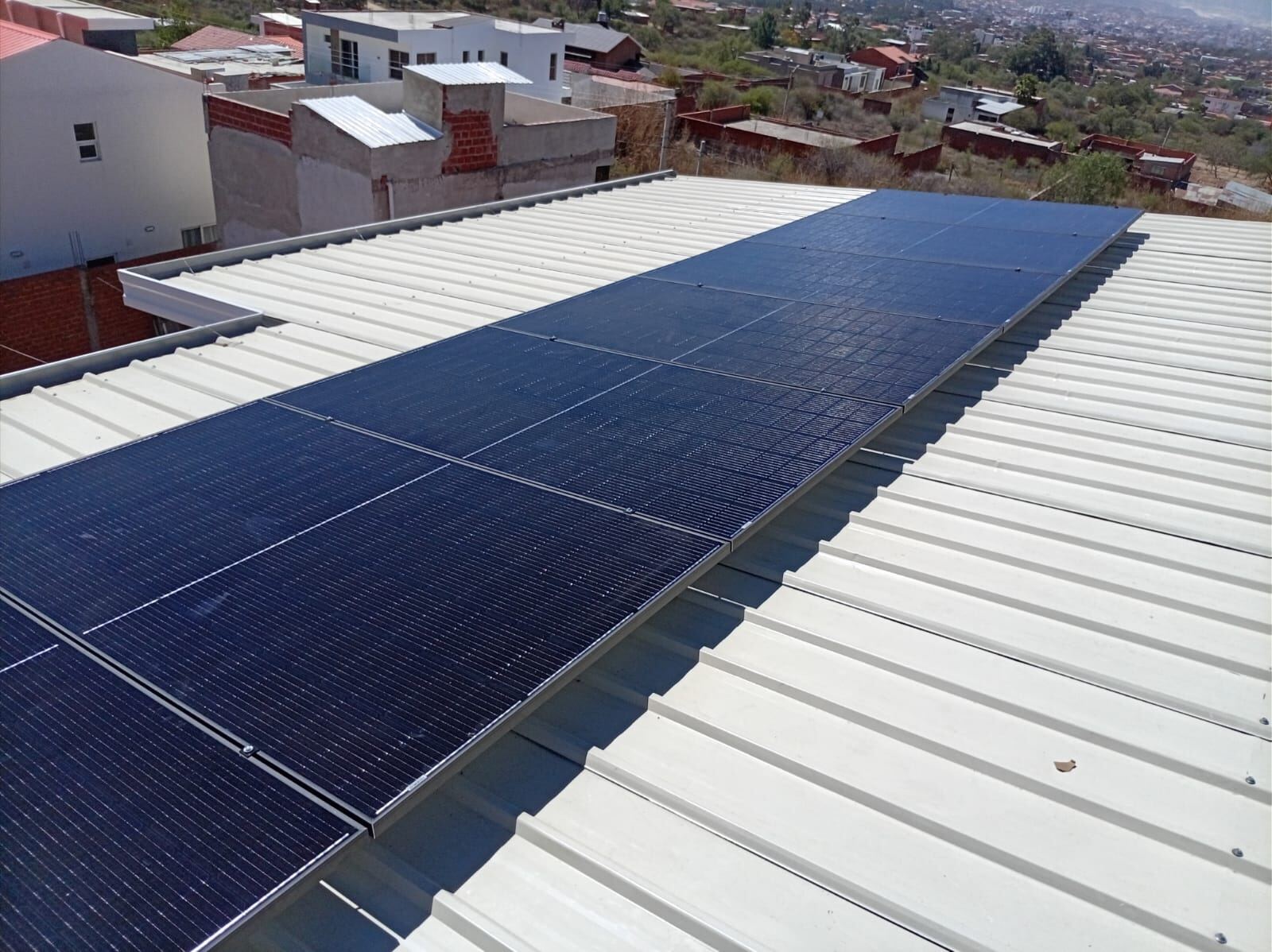 Módulos sobre cubierta metálica industrial